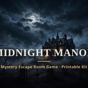 K&ouml;nnte beinhalten: Ein druckbares Mystery-Escape-Room-Spielset mit dem Titel Midnight Manor, das ein dunkles, mehrst&ouml;ckiges Herrenhaus unter einem Vollmond zeigt, umgeben von Nebel, kahlen B&auml;umen und einem schmiedeeisernen Tor, mit dem Text Midnight Manor Mystery Escape Room Game.