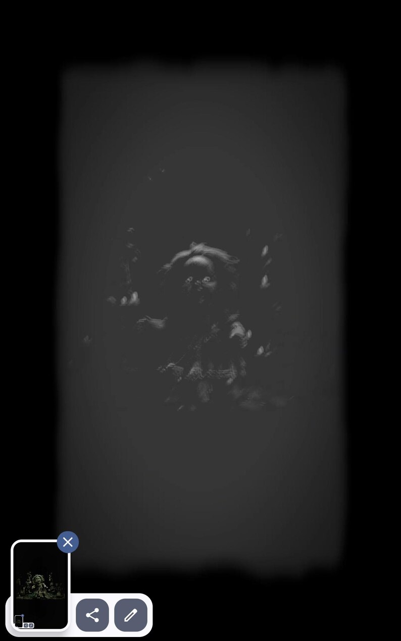Puede incluir: Imagen en escala de grises de una mu&ntilde;eca con cabello oscuro y rostro p&aacute;lido. La mu&ntilde;eca est&aacute; en el centro del encuadre, rodeada por un fondo oscuro y borroso. La imagen tiene una est&eacute;tica espeluznante y vintage.