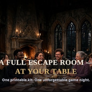 K&ouml;nnte beinhalten: Ein druckbares Escape-Room-Spielset mit Karten und Umschl&auml;gen auf einem Tisch, erg&auml;nzt durch den Text A FULL ESCAPE ROOM AT YOUR TABLE und One printable kit. One unforgettable game night. auf dem Bild.