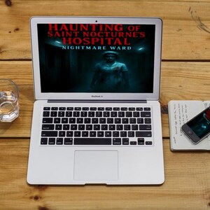 K&ouml;nnte beinhalten: Ein Laptop zeigt den Titel "Haunting of Saint Nocturne's Hospital Nightmare Ward" mit einem gruseligen Bild. Ein Glas Wasser, ein Smartphone und ein Notizbuch liegen auf einer Holzoberfl&auml;che.