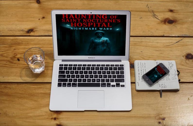 K&ouml;nnte beinhalten: Ein Laptop zeigt den Titel "Haunting of Saint Nocturne's Hospital Nightmare Ward" mit einem gruseligen Bild. Ein Glas Wasser, ein Smartphone und ein Notizbuch liegen auf einer Holzoberfl&auml;che.