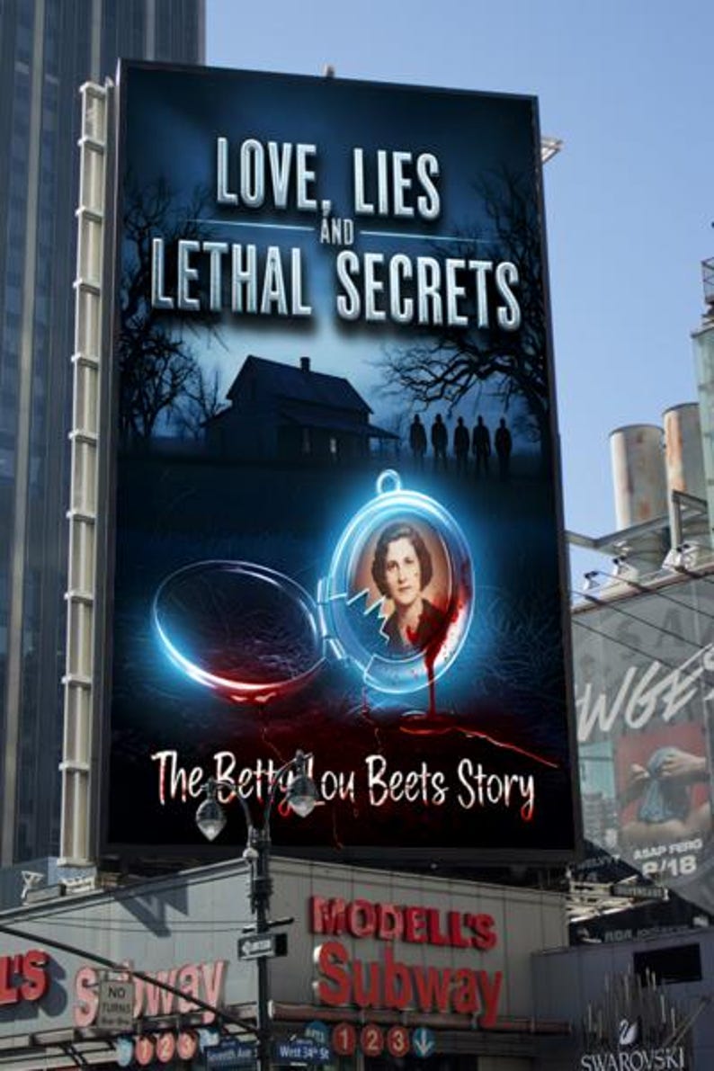 K&ouml;nnte beinhalten: Eine Werbetafel in einer Stadt zeigt den Filmtitel "LOVE, LIES AND LETHAL SECRETS" mit dem Bild einer Frau in einem Medaillon und einem Haus. Der Text "The Betty Lou Beets Story" steht darunter. Die Werbetafel befindet sich &uuml;ber einem Modell's Subway-Schild.
