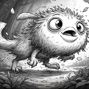 Op de afbeelding: Zwart-wit illustratie van een cartoon wezen met grote ogen, rennend door een bos. Het wezen heeft een pluizig lichaam, kleine pootjes en een lange staart. De achtergrond omvat bomen, bladeren en een pad.