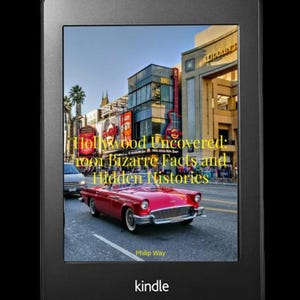Puede incluir: Un lector de libros electr&oacute;nicos Kindle muestra la portada del libro "Hollywood Uncovered: 1001 Bizarre Facts and Hidden Histories" de Philip Way. La portada muestra un coche rojo en una calle de Hollywood.