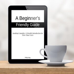 Op de afbeelding: Een zwarte tablet toont de tekst "A Beginner's Friendly Guide" met de ondertitel "Smoking Cannabis: A Friendly Introduction for First-Time Users". Een witte theekop en schotel staan op een houten oppervlak.