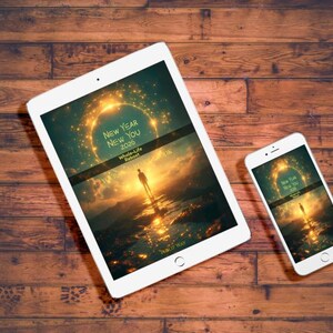 Może przedstawiać: Biały tablet i smartfon wyświetlają tekst "New Year New You 2026" na tle krajobrazu z osobą w jasnym świetle. Urządzenia leżą na drewnianej powierzchni.