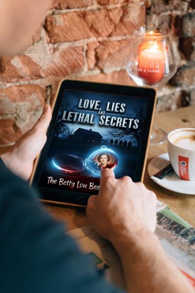 K&ouml;nnte beinhalten: Ein Tablet zeigt das Buchcover von "Love, Lies, and Lethal Secrets" von The Betty Lou Bee. Das Cover zeigt ein Spukhaus, Schattenfiguren und ein Medaillon mit einem Frauenportr&auml;t. Eine brennende Kerze und eine Kaffeetasse sind im Hintergrund zu sehen.