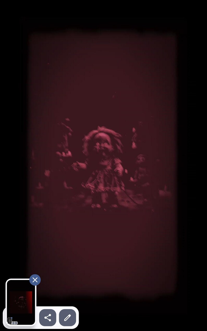 Puede incluir: Imagen oscura y te&ntilde;ida de rojo que presenta una mu&ntilde;eca vintage con una apariencia angustiada. La mu&ntilde;eca es el foco central, rodeada de otras figuras borrosas, creando una est&eacute;tica espeluznante y de terror. La composici&oacute;n general evoca una sensaci&oacute;n de pavor.