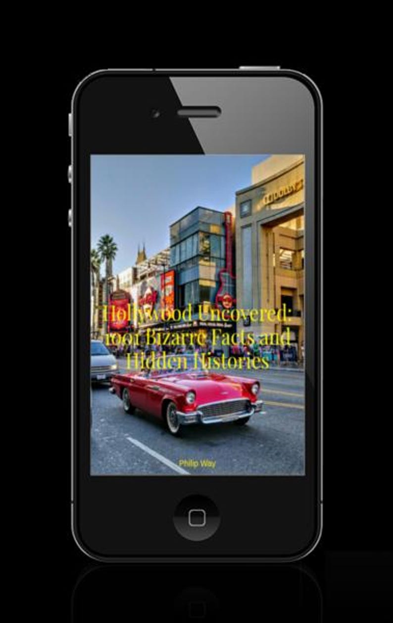 Puede incluir: Un smartphone muestra la portada del libro "Hollywood Uncovered: 1001 Bizarre Facts and Hidden Histories". La imagen presenta un coche rojo cl&aacute;sico en una calle de Hollywood.