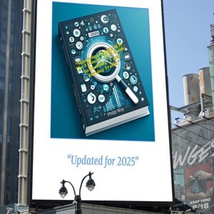 Puede incluir: Una valla publicitaria muestra la portada de un libro con una lupa sobre el t&iacute;tulo "Mastering the Ultimate Guide to Driving Traffic" y el texto "Updated for 2025". La portada es azul oscuro con gr&aacute;ficos blancos y azul claro.