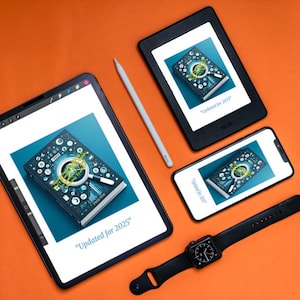 Puede incluir: Una variedad de dispositivos tecnol&oacute;gicos, incluyendo una tableta, un lector electr&oacute;nico, un smartphone y un smartwatch, est&aacute;n dispuestos sobre una superficie naranja. Cada pantalla muestra un gr&aacute;fico de libro con una lupa y el texto "Updated for 2025". Tambi&eacute;n hay un l&aacute;piz &oacute;ptico.