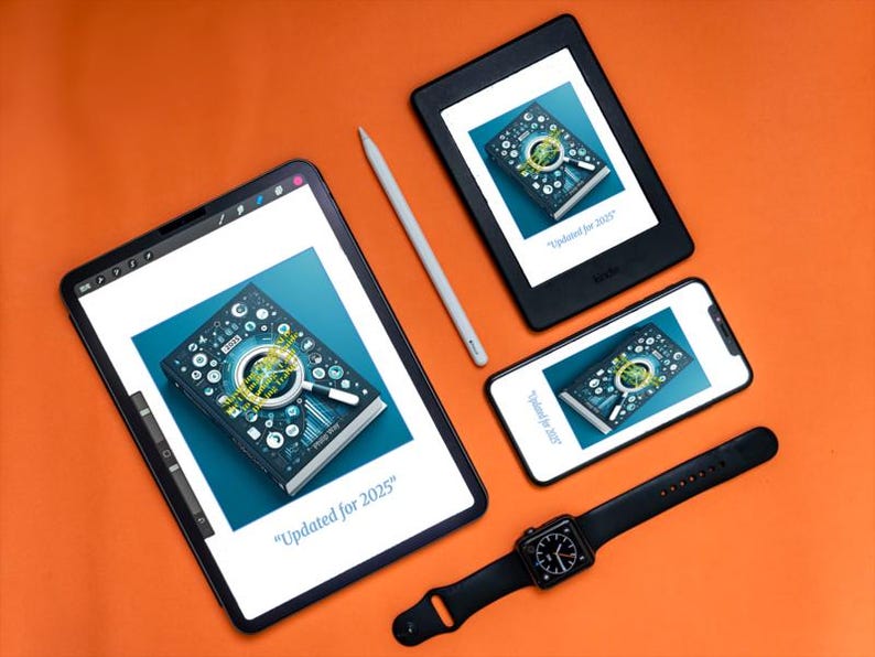 Puede incluir: Una variedad de dispositivos tecnol&oacute;gicos, incluyendo una tableta, un lector electr&oacute;nico, un smartphone y un smartwatch, est&aacute;n dispuestos sobre una superficie naranja. Cada pantalla muestra un gr&aacute;fico de libro con una lupa y el texto "Updated for 2025". Tambi&eacute;n hay un l&aacute;piz &oacute;ptico.