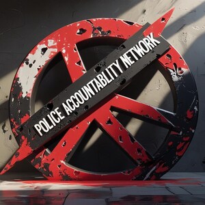 Pu&ograve; includere: Immagine grafica di un simbolo di pace rosso e nero con un banner nero diagonale con il testo bianco "POLICE ACCOUNTABILITY NETWORK". Il simbolo &egrave; posto su uno sfondo grigio strutturato con schizzi rossi, suggerendo un tema di protesta.