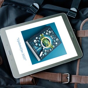 Puede incluir: Una tableta plateada muestra una portada de libro digital con una lupa e iconos, sobre un fondo azul. El texto "Updated for 2025" es visible. La tableta descansa sobre una bolsa negra y marr&oacute;n.