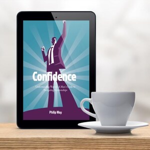 以下が含まれることがあります： タブレットには、フィリップ・ウェイ著の「Confidence」の表紙が表示されています。表紙には、腕を上げたスーツ姿の男性の様式化されたイラストが描かれています。白いコーヒーカップとソーサーが木製の表面に置かれています。
