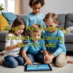 Op de afbeelding: Vier kinderen zitten op de vloer en kijken naar een tablet. De tablet toont een kleurrijke app met verschillende pictogrammen. De tekst op het scherm luidt "Smart Play Academy Interactief leren Plezier voor kinderen!"