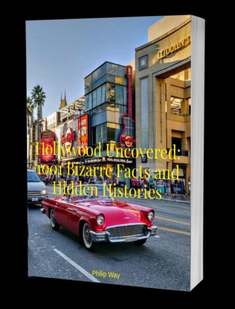 Puede incluir: Portada del libro "Hollywood Uncovered: 1001 Bizarre Facts and Hidden Histories" con un coche descapotable rojo en una calle de Hollywood. El fondo incluye edificios y la palabra "Dolby".