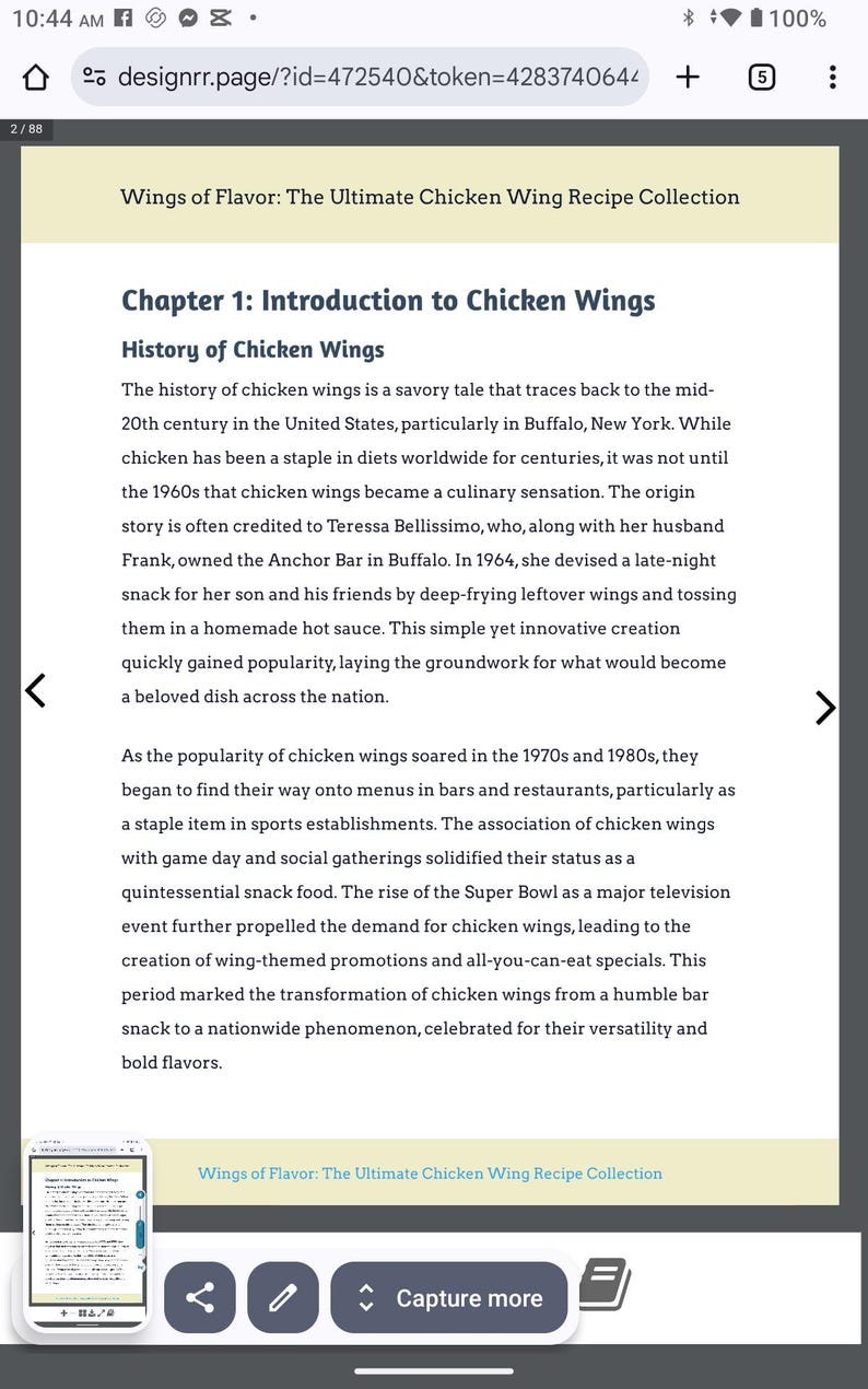 K&ouml;nnte beinhalten: Eine digitale Seite aus "Wings of Flavor: The Ultimate Chicken Wing Recipe Collection". Der Text beschreibt die Geschichte von Chicken Wings, von ihren Urspr&uuml;ngen in Buffalo, New York, bis zu ihrem Aufstieg in den 1970er und 1980er Jahren.
