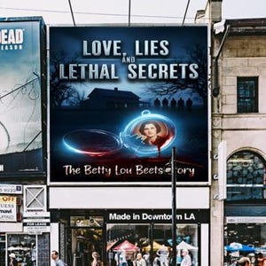 K&ouml;nnte beinhalten: Eine gro&szlig;e Werbetafel mit dem Text "LOVE, LIES, AND LETHAL SECRETS" und "The Betty Lou Beets Story." Das Bild zeigt ein Haus, Silhouetten und ein Portr&auml;t. Die Werbetafel befindet sich &uuml;ber einem Gesch&auml;ft.