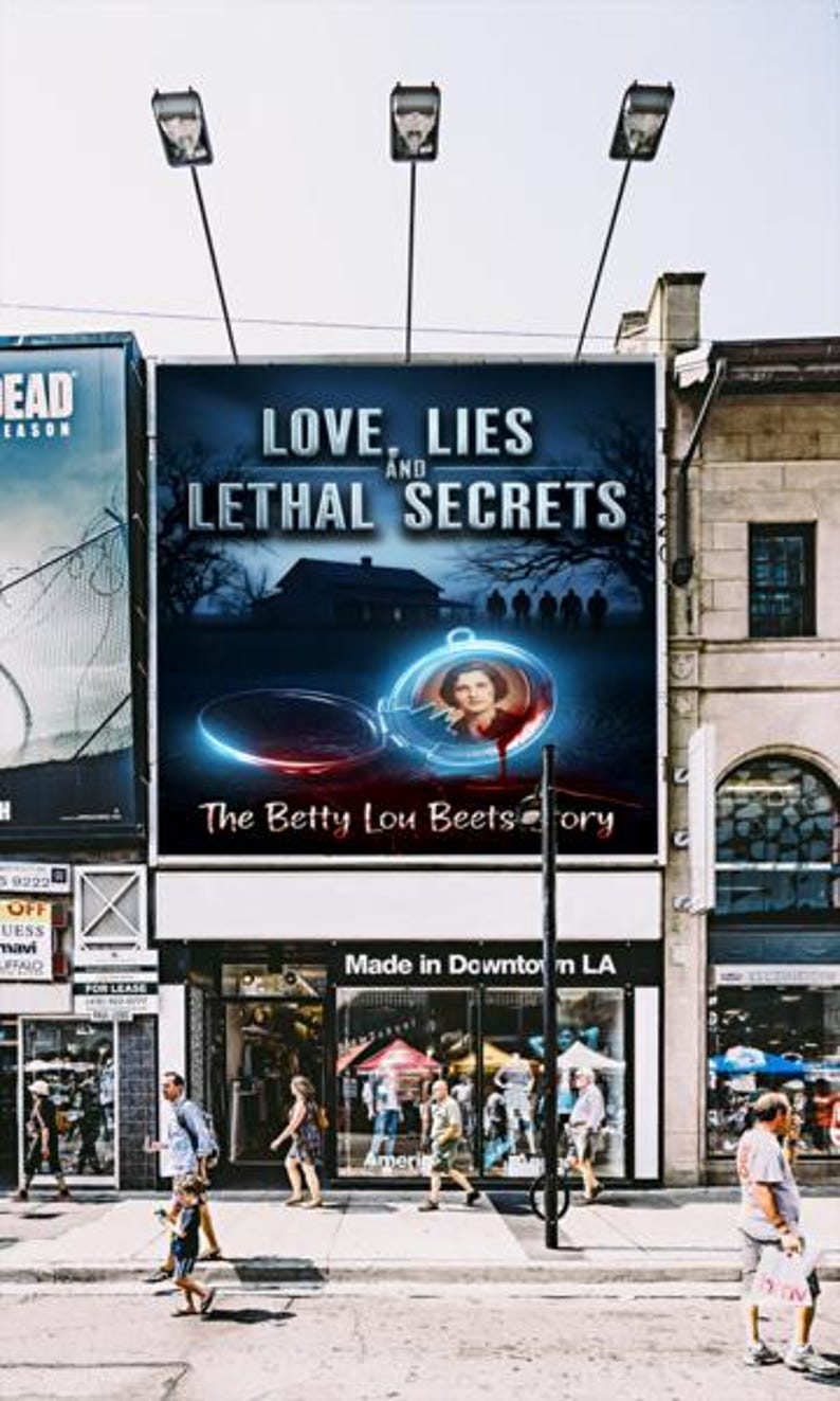K&ouml;nnte beinhalten: Eine gro&szlig;e Werbetafel mit dem Text "LOVE, LIES, AND LETHAL SECRETS" und "The Betty Lou Beets Story." Das Bild zeigt ein Haus, Silhouetten und ein Portr&auml;t. Die Werbetafel befindet sich &uuml;ber einem Gesch&auml;ft.
