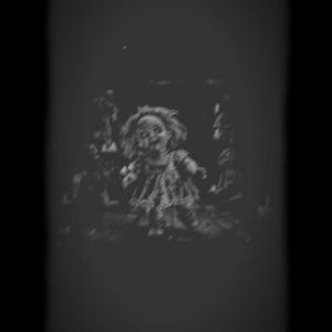 Puede incluir: Imagen en escala de grises de una mu&ntilde;eca espeluznante con una expresi&oacute;n siniestra, vestida con un vestido. La mu&ntilde;eca es el punto focal, rodeada de figuras borrosas, creando una atm&oacute;sfera espeluznante. La imagen tiene una est&eacute;tica vintage y de terror.