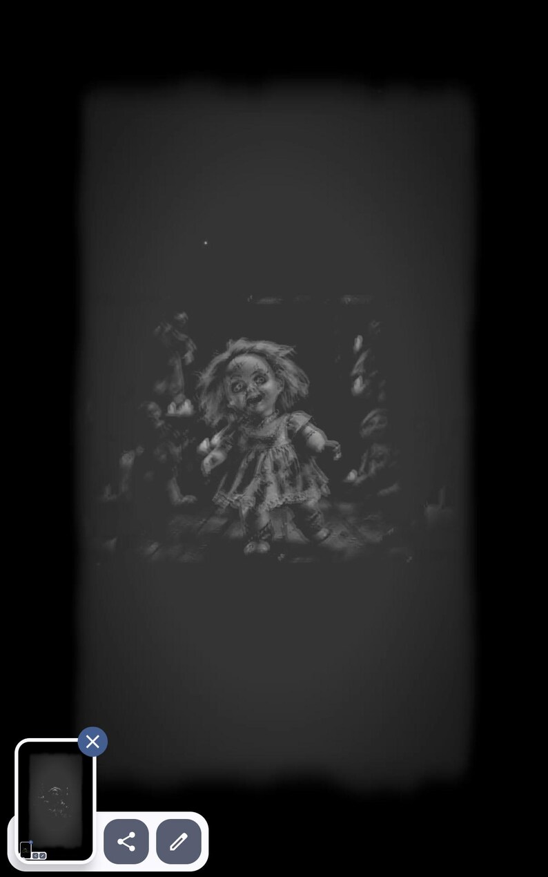 Puede incluir: Imagen en escala de grises de una mu&ntilde;eca espeluznante con una expresi&oacute;n siniestra, vestida con un vestido. La mu&ntilde;eca es el punto focal, rodeada de figuras borrosas, creando una atm&oacute;sfera espeluznante. La imagen tiene una est&eacute;tica vintage y de terror.