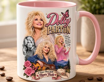 Puede incluir: Una taza de cerámica blanca con interior y asa de color rosa, que presenta varias imágenes de Dolly Parton, una mariposa, rosas rosas, un sombrero de vaquero y una guitarra. El texto dice Dolly Parton, Find out who you are and do it on purpose y A Voice That Will Never Fade.