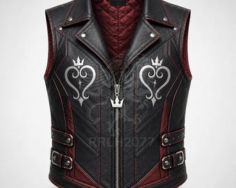 Puede incluir: Un chaleco de cuero negro con forro interior acolchado de color rojo oscuro, cremallera frontal plateada con tirador en forma de corona y dos emblemas plateados en forma de corazón con coronas en el pecho. Incluye hebillas laterales.