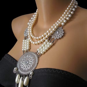 Collana di perle massiccia a più fili, gioielli vintage riciclati, gioielli d'avanguardia