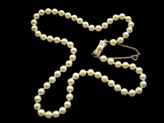 Vintage Hand-knotted Single Strand Pearl Necklace, Cream Pearl Necklace, Uniform Pearls, Vintage Bridal, Vintage 1950s Pearls, Glass Pearls