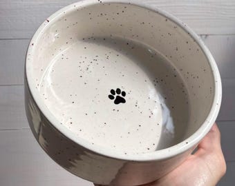 Handbeschilderde voerbak voor huisdieren | Gespikkelde witte keramische voerbak voor hond en kat