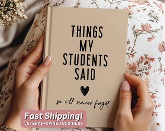 Pode incluir: Um caderno bege com o texto "THINGS MY STUDENTS SAID" em preto, um símbolo de coração e as palavras "so I'll never forget". O caderno é segurado por mãos com unhas cuidadas.