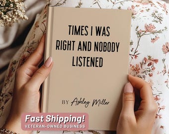 Peut inclure: Un journal brun avec le texte "TIMES I WAS RIGHT AND NOBODY LISTENED" et "BY Ashley Miller" sur la couverture.
