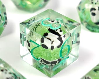 Jeu de dés à noyau liquide panda mignon | Dés du MDN en résine faits main | Dés RPG pour jeux de société