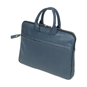 Könnte beinhalten: Blaue Laptoptasche aus gewebtem Leder mit Tragegriff und Reißverschluss. Die Tasche hat eine Vordertasche und einen kleinen Reißverschluss. Konzipiert für einen Laptop und andere wichtige Dinge.