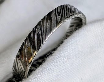 Anillo de acero de Damasco / Banda de acero inoxidable con patrón Saga hecha a mano