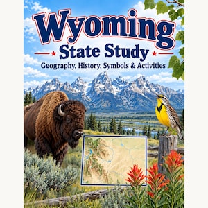 Op de afbeelding: Een boekomslag met de titel Wyoming State Study: Geography, History, Symbols & Activities. Het toont een bruine bizon, een gele en zwarte weidespreeuw op een houten paal, rode indianenkwastbloemen, een kaart en besneeuwde bergen.