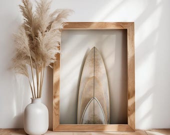 Könnte beinhalten: Ein Holzrahmen mit einem Surfbrett darin. Das Surfbrett ist hellbraun und hat einen weißen Streifen in der Mitte. Der Rahmen steht auf einem Holzregal.