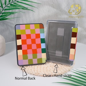 Pode incluir: Uma capa para tablet com um padr&atilde;o xadrez colorido em tons de rosa, laranja, verde e castanho. A capa tem uma parte traseira transparente com uma al&ccedil;a de m&atilde;o e o texto "Normal Back" e "Clear + Hand strap".