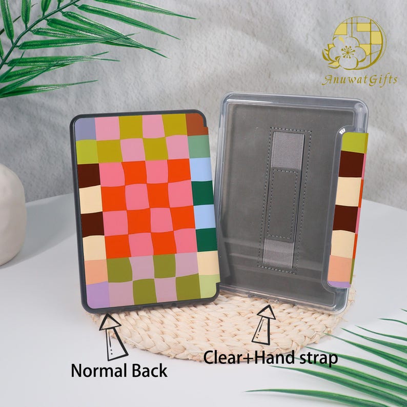 Pode incluir: Uma capa para tablet com um padr&atilde;o xadrez colorido em tons de rosa, laranja, verde e castanho. A capa tem uma parte traseira transparente com uma al&ccedil;a de m&atilde;o e o texto "Normal Back" e "Clear + Hand strap".