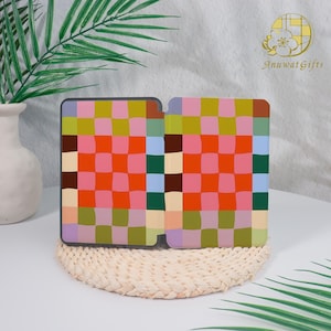Pode incluir: Uma capa estampada com um design xadrez em tons de rosa, laranja, verde, azul e castanho. A capa est&aacute; aberta. O fundo inclui um vaso branco, um tapete tecido e um logotipo que diz "Anuwat Gifts".