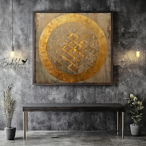 Op de afbeelding: Een ingelijst kunstwerk met een gouden geometrisch ontwerp op een getextureerde achtergrond. Het kunstwerk hangt boven een donkere houten bank met gouden poten, tegen een getextureerde grijze muur. Het ontwerp is cirkelvormig.