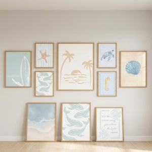 Könnte beinhalten: Ein Galerie-Wandset aus zehn gerahmten Drucken mit Küsten- und nautischen Motiven in Blau-, Beige- und Weißtönen. Die Sammlung umfasst Illustrationen von Surfbrett, Seestern, Palmen, Meeresschildkröte, Seepferdchen, Muscheln und Walen.