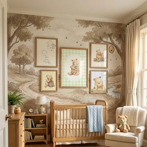 Könnte beinhalten: Ein Kinderzimmer mit Winnie-the-Pooh-Thema. Der Raum verfügt über ein Holzbettchen, eine Kommode und einen bequemen Sessel. Die Wände sind mit gerahmten Illustrationen von Winnie Puuh und einem Wandgemälde geschmückt. Eine blaue Decke und ein Teddybär tragen zur gemütlichen Atmosphäre bei.