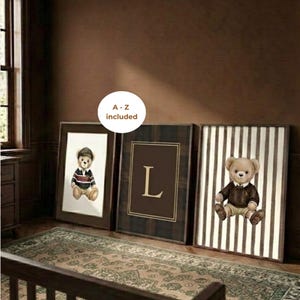 Op de afbeelding: Drie ingelijste wandkunstprints met een teddybeer in een gestreept rugbyshirt, een centrale print met de letter L in een gouden lijst op een donkere ruitjesachtergrond, en een teddybeer in een bruine trui tegen een verticaal gestreepte achtergrond.