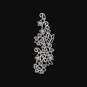 Puede incluir: Un diseño de encaje floral blanco sobre un fondo negro. El intrincado patrón presenta varias formas de flores y detalles en espiral, creando una estética elegante e intrincada. El diseño está orientado verticalmente.