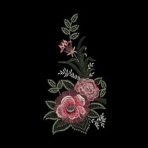 Puede incluir: Diseño floral bordado con dos grandes rosas rosas, flores rosas más pequeñas y hojas verdes sobre un fondo negro. El bordado tiene una apariencia detallada y texturizada, con hilos rosas, verdes y dorados.