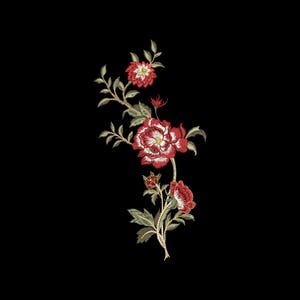 Puede incluir: Diseño floral bordado con flores rojas y blancas, hojas y tallos verdes. El bordado se encuentra sobre un fondo negro, mostrando las puntadas detalladas y los colores vibrantes del patrón botánico.