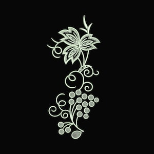 Puede incluir: Diseño bordado en crema sobre fondo negro que representa un racimo de uvas, hojas y zarcillos. El diseño presenta costuras detalladas y patrones arremolinados, ideal para la ornamentación de telas o proyectos de bordado.