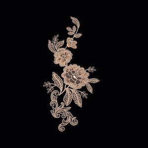 Könnte beinhalten: Eine detaillierte, gestickte Blumenapplikation in Gold- und Beigetönen, mit Blumen, Blättern und Ranken. Das Design ist vor einem schwarzen Hintergrund platziert, was einen starken Kontrast erzeugt. Dieses dekorative Element eignet sich für verschiedene Bastelprojekte.